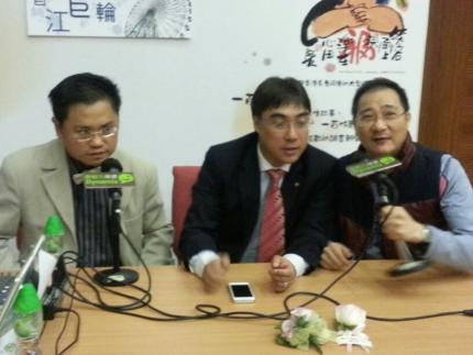 獅子山扶輪社長Michael, 社友Darwin和Condy 在2月2日「福長心甜長者百人分享會」中直播